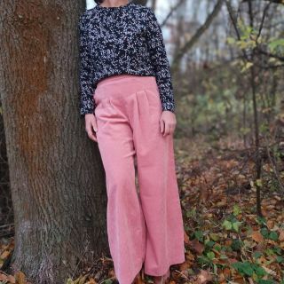 Novinka- manšestrové kalhoty🩷. Mají krásně menší sklady ve předu a zip po straně. Materiál je moc příjemný manšest s...