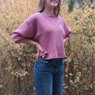 A ještě jedna růžová novinka🩷! Tyto svetříky s netopýřimi rukávy jsou velmi pohodlné a hodí se skvěle k sukni i ke...